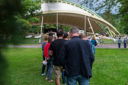 Kolejka przed wejściem do amfiteatru na koncert zespołu Kwiat Jabłoni